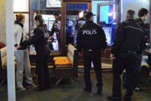Afyon'da polis kafelerde &ouml;ğrencilerin kimliğini kontrol etti