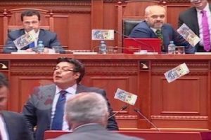 Mecliste paralar havada u&ccedil;uştu