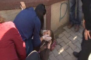 Polis aracı ile otomobil &ccedil;arpıştı