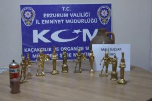 K&ouml;yl&uuml;leri sahte heykelle kandıran &ouml;rg&uuml;t &ccedil;&ouml;kertildi