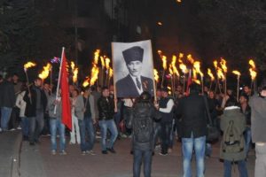 Eskişehir'de meşaleli 10 Kasım y&uuml;r&uuml;y&uuml;ş&uuml;