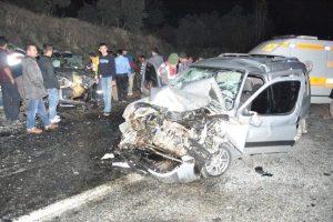 İki ara&ccedil; birbirine girdi: 1'i ağır 6 yaralı