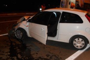 Otomobille minib&uuml;s &ccedil;arpıştı: 1 yaralı