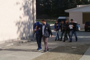 Hırsızlık zanlılarından 2 kişi tutuklandı