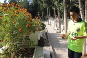 Her derbi g&uuml;n&uuml; babasının mezarını ziyaret ediyor