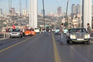 Klasik otomobiller "&ouml;zlem zinciri" oluşturdu