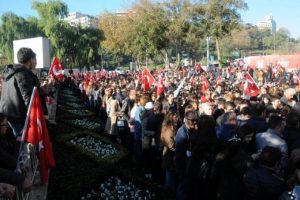 Bİnlerce kişi Ata'yı anmak i&ccedil;in Dolmabah&ccedil;e'de