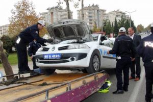 Polis aracından kedi kurtarma operasyonu