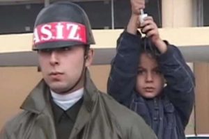 &Ccedil;ocuklar askerin yardımına koştu