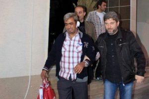 Arkadaşını &ouml;ld&uuml;rd&uuml;,hastanede yakalandı