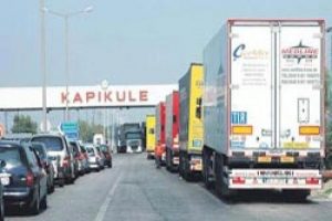 Sınırda 10 kilometre TIR kuyruğu