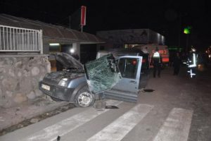 Cazaevi duvarına &ccedil;arptı: 3 &ouml;l&uuml;