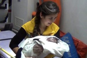 Doğduktan 7 saat sonra cami avlusuna bırakıldı