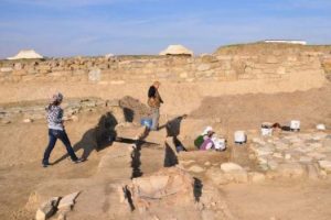 Tarlada değil 'Antik Kent' kazısında &ccedil;alışıyorlar