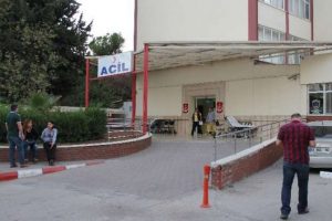 Acil servis kapısında &ouml;l&uuml;m