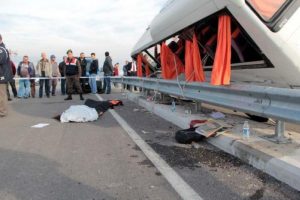 &Uuml;niversitelileri taşıyan minib&uuml;s devrildi: 1 &ouml;l&uuml;