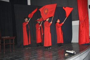 Sağ-sol &ccedil;atışmalarının konu alındığı oyun İneg&ouml;ll&uuml;lerle buluştu