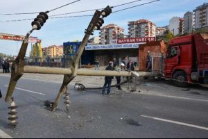 Yola devrilen trafo korkuttu