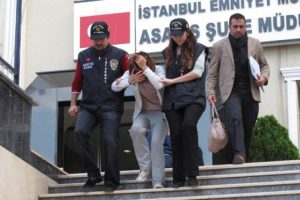 Ağabeyini bı&ccedil;akladı