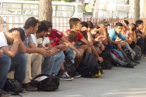 250 ka&ccedil;ak g&ouml;&ccedil;men yakalandı