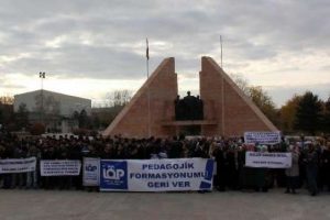İlahiyat&ccedil;ılar eylemde