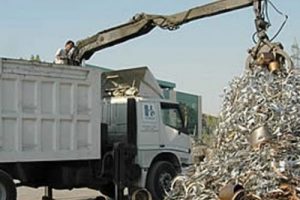 Metal hurdaları arasıdna ka&ccedil;ak sigara sevkiyatı