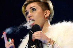 Miley Cyrus sahnede esrar i&ccedil;ti