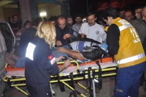 Kamyonet aydınlatma direğine &ccedil;arptı