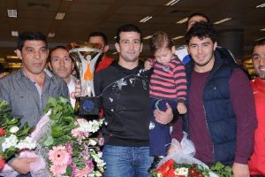 Şampiyon g&uuml;reş&ccedil;iler yurda d&ouml;nd&uuml;
