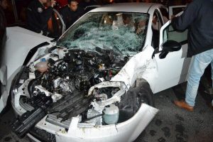 Kamyon ile otomobil &ccedil;arpıştı