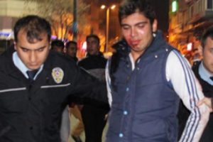 Metrob&uuml;ste kavga: 1'i ağır, 2 yaralı
