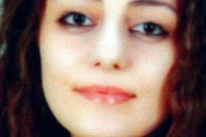 Kırılan camdan yola savruldu