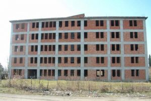Diyanete bağışlanan 5 katlı bina &ccedil;&uuml;r&uuml;meye terk edildi