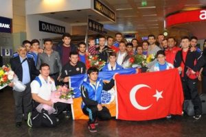 Şampiyonlar d&ouml;nd&uuml;
