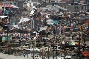 Filipinler'e yardım akıyor