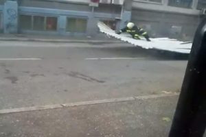 Fırtına itfaiyeciyi havaya b&ouml;yle havaya u&ccedil;urdu!