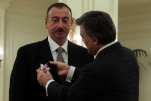 Karşılıklı 'nişanlar' takıldı