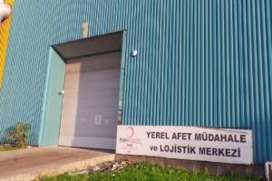 Kızılay deposundan afet &ccedil;adırlarını &ccedil;aldılar