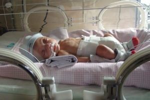 680 gramlık Umut bebek hayata tutundu
