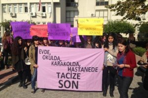 &Uuml;niversitelilerden zorla gebelik testi protestosu