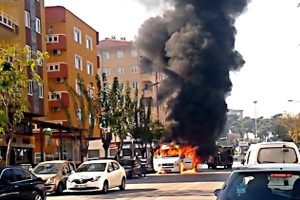 Boş &ouml;ğrenci servisi alev aldı