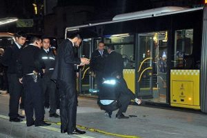 Metrob&uuml;s'teki silahlı kavgada yaralanan gen&ccedil; &ouml;ld&uuml;