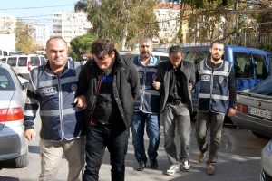 'Savcıyız' deyip emekli &ouml;ğretmeni dolandırdı