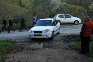 Sarhoşlara kızdı yolu kapattı