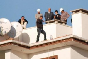 Parasını alamadığını iddia ederek intihara kalkıştı