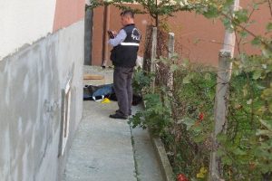 Balkona yağmurluk takarken 4. kattan d&uuml;şerek &ouml;ld&uuml;
