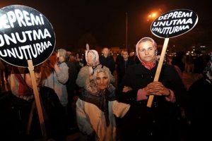 D&uuml;zce depreminde &ouml;lenler anıldı
