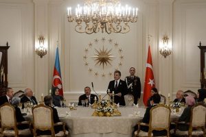 G&uuml;l Aliyev onuruna yemek verdi
