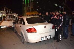 Bursa'da kovalamaca sonucu yakalanan otomobilden uyuşturucu &ccedil;ıktı
