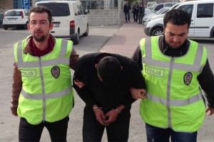 Fosforlu ayakkabısı yakalattı